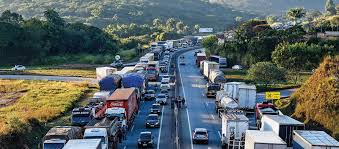A greve dos caminhoneiros no brasil em 2018, também chamada de crise do diesel, 6 7 foi uma paralisação de caminhoneiros autônomos com extensão nacional iniciada no dia 21 de maio, no brasil, durante o governo de michel temer, 8 9 10 e terminou oficialmente no dia 30 de maio, com a intervenção de forças do exército brasileiro e polícia rodoviária federal para desbloquear. Greve Dos Caminhoneiros Levante Ideias De Investimentos