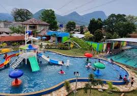 Dengan menyediakan wahana permainan yang begitu banyak, harga tiket masuk panghegar waterboom juga terbilang murah. Victory Waterpark Soreang Bandung