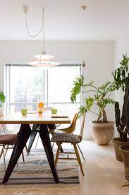 ダイニングテーブルはジャン プルーヴェのemテーブル ミッドセンチュリーの家具に 存在感のあるセロームと柱サボテンがよく似合う ミッドセンチュリー リビング インテリア ダイニング