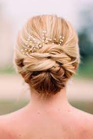 Dutt Frisur Fur Mittellange Haare Goldener Haarschmuck Mit Kleinen Perlen Blonde Haare Brautfrisur Frisur Hochgesteckt Hochzeitsfrisuren