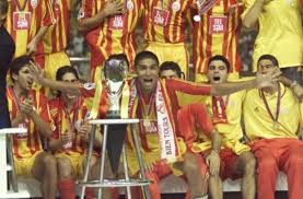 Galatasaray tarihinin en büyük başarısı, aynı zamanda türk futbol tarihinin en büyük başarısı olarak da bilinen uefa kupası zaferinin 19. Tarihte Bugun Super Kupa Galatasaray In Galatasaray Org