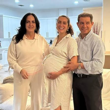 Felices con nuestra hija @luisapostres a punto de recibir a Nathan, el  nuevo bebé que viene a iluminar esta familia. Gracias a Luisa y David por  este regalo, se realizarán completamente siendo