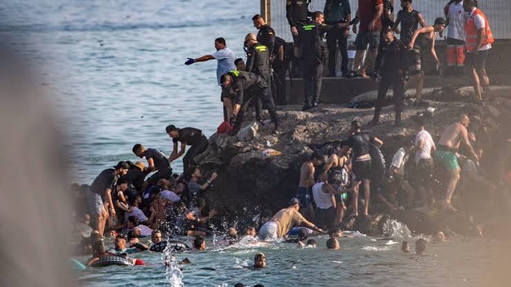 Ceuta travolta dall'ondata migratoria: decine di morti, esercito schierato e scontro tra Spagna e Italia | Euronews