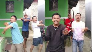 Tutorial dance tiktok 2020 judul lagu part 11 dance tiktok viral dance tiktok terbaru 2020 dance tiktok jangan lupa suport. Video Bapak Bapak Jago Dance Viral Di Tiktok Ternyata Belajar Dance Sejak Sd Berharap Dilirik Tv Tribunnews Com Mobile