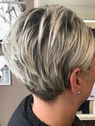 Süßester kurzer bob mit seitlich gekehrten pony. Kurzer Gestufter Bob Mit Vielen Highlights Friseur Kosmetik Eg Charmant