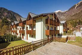 Uno è dotato di soggiorno con divano letto e cucina, con una camera con letti a castello, bagno, terrazza e locale deposito attrezzatura. Appartamenti E Case Vacanza Vicino Madonna Di Campiglio E Dolomiti Familygo