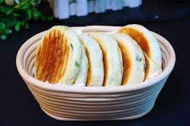 用它做成烙饼 外酥里软 越嚼越香 放凉了也不硬 面团 香葱 发面饼 新浪网 food breakfast pancakes