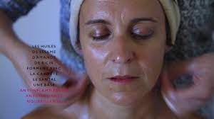 Contrairement aux idées reçues, l'huile pour le visage convient à tous les types de peau. Comment Appliquer Un Serum Et Une Huile Visage Naturelle Ayurvedique Vegane Loren Kadi Youtube