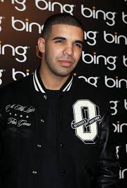 For his shorter hair look, drake employs a fade that blends into a buzz cut that often features a line or pattern. Drake Hair Lookbook Stylebistro