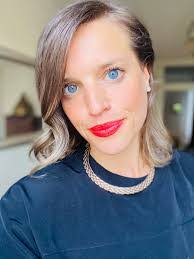 Laura Hof's Instagram, Twitter & Facebook