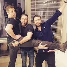 Chris evans and brother scott try the quarantine 'couples challenge: Onlyfandoms On Twitter Scott Evans Chris Evans Chris Evans Captain America