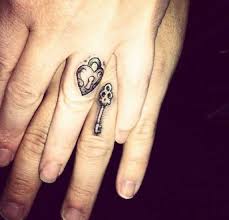 Tatowierte Hochzeitsringe In 2020 Tattoo Ringe Ehering Tattoo Hochzeit Tatowierungen