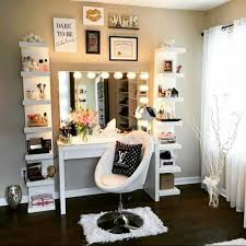 Simple Hair And Make Up Vanity Good Way To Have Everything In Place Home Decor Home Bedroom Decor