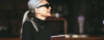 Coupes, couleurs, les conseils de clément pellerin cheveux blancs 25 jolies façons de porter les elle. On Ose Les Cheveux Blancs Ou Gris 50 Ans Dans Le Vent