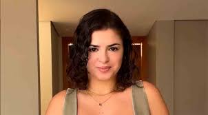 Vídeo: Influenciadora digital recebe críticas por roupa escolhida durante  ação social