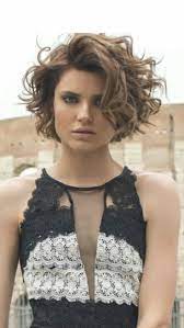 Love The Soft Curls Trend Hairstyles Cabello Risado Corto Peinados Pelo Rizado Corto Cabello Ondulado Corto