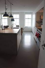 prachtig doorlopende gietvloer tussen achterwand en eiland vraag vrijblijvend een offerte aan via www designgietvloer nl keuken interieur huis