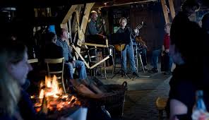 Live Muziek Met Zang Gitaar En Bas In De Gemeenschappelijke Ruimte Met Open Haard Vuur Gezelligheid Voor De Hele Famili Vakantie Prachtige Natuur Live Muziek