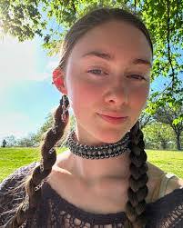 Izzy Belle's Instagram, Twitter & Facebook