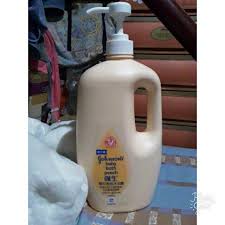 Johnson S Baby Bath Peach 1l Beauty Personal Care Bath Body Bath On Carousell