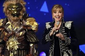 Cantante mascherato, l'unicorno orietta berti spopola sul web. Il Cantante Mascherato Vince Teo Mammucari Albano Secondo Poi Alessandro Greco Valerio Scanu E Fausto Leali