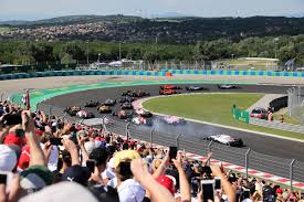 Het is de laatste race voordat de formule 1, na twaalf van de 23 races, met zomerstop gaat. Where To Watch The Action At The 2021 Hungarian Grand Prix