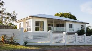 Pada bagian raised lantai, ada platform kayu rendah yang tidak berukuran luas, hanya cukup untuk beberapa tempat duduk santai plus sebuah kursi teras dan rak custom yang. 5 Model Pagar Rumah Minimalis Sederhana Tapi Estetik