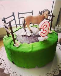 Pferdetorte Erdbeercreme Fullung Mit Biskuitboden Schoki Als Untergrund Fur Den Fondant Mit Mikadostabchen Den Zaun Pferd Torte Mikado Stabchen Kinder Kuchen