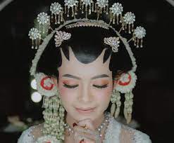 Untuk membuat membuat sunggar , belahan, memisah bagian rambut. Selain Paes Ini Dia Ragam Dan Makna Dari Detail Riasan Pengantin Jawa Wedding Market