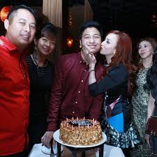 Siapa tidak kenal dengan aktres datin maria farida yang terkenal dengan kejelitaannya meskipun usia sudah mencecah 47 tahun. Maria Farida Sambut Birthday Anak Nampak Sebaya