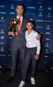 Coca cola es uno de los patrocinadores de la euro 2020, y el gesto del famoso futbolista le ocasionó una caída momentánea de unos 4,000 millones de dólares en su valoración. Teamcronaldo Twitterissa Cristiano Ronaldo My Son Has Potential We Ll See If He Will Become A Great Footballer Sometimes He Drinks Coke And Eats Crisps And It Irritates Me I Just Want Him To Be The Best In Whatever He Chooses To Do I Always Tell Him