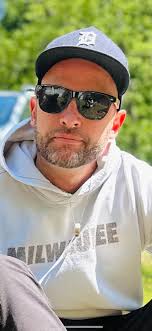 Pawn shops beware ✋🏽 🛑 My sisters retired co husband had his wedding band  of 20+ years stolen. Gold men's band 10 individual diamonds. We know who  took it now & are