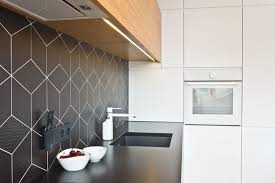 Weisser Einbaubackofen Im Hochschrank Unterbauspule Fliesenspiegel Mit Geometrischem Muster Fliesenspiegel Kuchen Planung Hochschrank