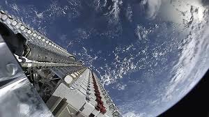 Inzwischen sind sie meistens kaum noch sichtbar. Spacex 42 000 Starlink Satelliten Am Himmel Spektrum Der Wissenschaft