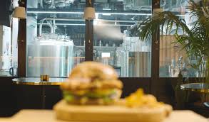 Ciocănele de pui în sos de ardei copţi cu ciuperci şi mămăligă 150/100/250g. Un Restaurant Din Israel A Organizat O Degustare De Carne De Pui ObÅ£inutÄƒ In Laborator ClienÈ›ii Pot Vedea Procesul De ProducÅ£ie In Timp Ce MÄƒnancÄƒ