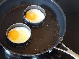 Biarkan hingga keras dan kecoklatan baru balikkan. 10 Tips Membuat Telur Mata Sapi Setengah Matang Yang Sempurna