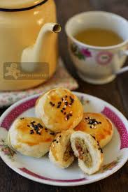 yuan yang sweet and salty tau sar piah 鸳鸯咸豆沙饼 sweet and salty asian desserts puff and pie