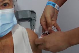 Los términos calendario de vacunación (españa y argentina), cartilla de vacunación (méxico) y esquema de inmunizaciones (venezuela), entre otros, sirven para hacer referencia al cuadro en el que se registran las vacunas aplicadas a niños y a adultos. Vacunacion Contra La Influenza 2021 Cual Es El Calendario Y Quienes Integran Los Grupos Prioritarios