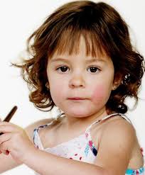 Kucuk Kizlar Icin Kahkullu Sac Modeli Girls Haircuts With Layers Short Haircuts With Bangs Layered Haircuts With Bangs