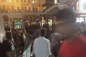 Мгновение спустя автобус, в котором находились 35 пассажиров, взрывается. 4svl3hj2e Pkem