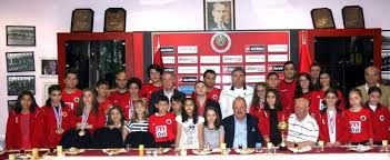 14 mart 1923'te ankara'da kurulan kulüp, cumhuriyet ile aynı yıl kurulması nedeniyle cumhuriyet takımı olarak da anılmaktadır. Genclerbirligi Sk Yuzme Subesi Ankara Turkey Facebook