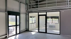 Les Hangars Metalliques Galco A Ossature En Acier Galvanise Plie Permettent Toutes Sortes D Amenagement Interieur Hangar Metallique Ossature En Acier Hangar