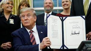 Trump dagegen habe mit seiner unterschrift die menschen an erste stelle gesetzt, nicht die politik. Donald Trump Darum Unterstutzt Er Die Demokratiebewegung In Hongkong Stern De