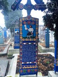Crucile sunt făcute din lemn de stejar, sculptate și pictate manual. Cimitirul Vesel De La Sapanta 9