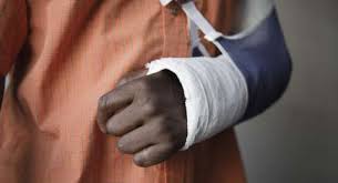 Jika rasa nyeri pada pergelangan tangan terjadi karena patah tulang, maka pengobatan yang dibutuhkan adalah berobat ke dokter ahli tulang alias ortopedi. Ahli Bedah Tulang Bagikan Utas Edukasi Patah Tulang Anak Tak Perlu Operasi Suara Jogja