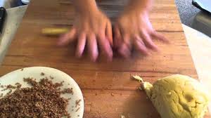 I biscotti al sesamo la loro bontà consiste nel fatto che siano molto croccanti, sia per la pasta frolla che per il sesamo. Biscotti Regina Biscotti Con Sesamo Ricetta Originale Siciliana Youtube