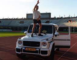 In het eerste geval heeft de rapper minimaal 231.550 euro neergeteld. Lil Kleine Rijdt In Deze Dikke Auto Door Amsterdam Man Man