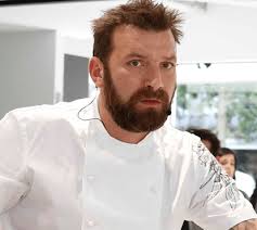 O chef de cozinha ljubomir stanisic já teve alta hospitalar e está de regresso ao protesto junto à assembleia da república, avança ljubomir stanisic é um dos nove empresários em greve de fome. Grito De Ajuda De Ljubomir Stanisic Estamos Em Agonia Nacional Flash