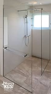 Walk In Dusche Mit Handtuchhalter In 2020 Walk In Dusche Moderne Dusche Dusche