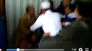 Layar menampilkan suasana sidang lanjutan rizieq shihab untuk perkara tes usap rs ummi bogor di pengadilan negeri jakarta timur, kamis (17/6/2021). Kasus Meme Rizieq Shihab Ini Hasil Pemeriksaan Hitler